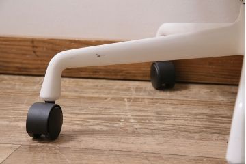 中古　Hermanmiller(ハーマンミラー社)　イームズアルミナムグループ　マネジメントチェア　アイボリーレザー　ホワイトフレーム　キャスター付(定価約31万円)(オフィスチェア、アームチェア、椅子)(R-046096)