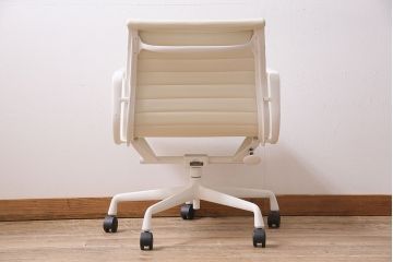中古　Hermanmiller(ハーマンミラー社)　イームズアルミナムグループ　マネジメントチェア　アイボリーレザー　ホワイトフレーム　キャスター付(定価約31万円)(オフィスチェア、アームチェア、椅子)(R-046096)