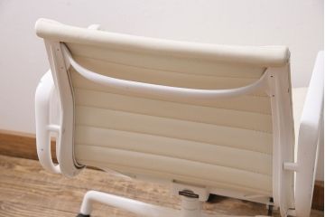中古　Hermanmiller(ハーマンミラー社)　イームズアルミナムグループ　マネジメントチェア　アイボリーレザー　ホワイトフレーム　キャスター付(定価約31万円)(オフィスチェア、アームチェア、椅子)(R-046096)