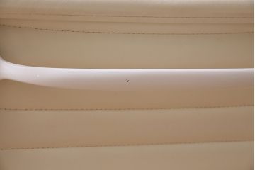 中古　Hermanmiller(ハーマンミラー社)　イームズアルミナムグループ　マネジメントチェア　アイボリーレザー　ホワイトフレーム　キャスター付(定価約31万円)(オフィスチェア、アームチェア、椅子)(R-046096)