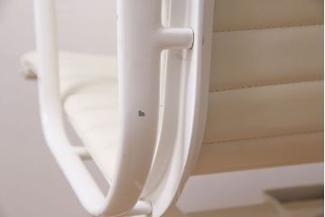 中古　Hermanmiller(ハーマンミラー社)　イームズアルミナムグループ　マネジメントチェア　アイボリーレザー　ホワイトフレーム　キャスター付(定価約31万円)(オフィスチェア、アームチェア、椅子)(R-046096)