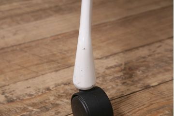 中古　Hermanmiller(ハーマンミラー社)　イームズアルミナムグループ　マネジメントチェア　アイボリーレザー　ホワイトフレーム　キャスター付(定価約31万円)(オフィスチェア、アームチェア、椅子)(R-046096)