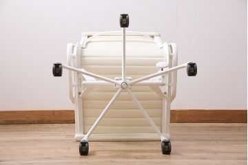 中古　Hermanmiller(ハーマンミラー社)　イームズアルミナムグループ　マネジメントチェア　アイボリーレザー　ホワイトフレーム　キャスター付(定価約31万円)(オフィスチェア、アームチェア、椅子)(R-046096)