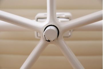 中古　Hermanmiller(ハーマンミラー社)　イームズアルミナムグループ　マネジメントチェア　アイボリーレザー　ホワイトフレーム　キャスター付(定価約31万円)(オフィスチェア、アームチェア、椅子)(R-046096)