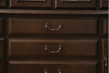 中古　カリモク　domani(ドマーニ)　QUEENS LIFE(クイーンズライフ)　高級感溢れる佇まいが魅力のキャビネット(飾り棚、食器棚、収納棚)(R-046116)