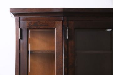 中古　北海道民芸家具　OM151　重厚感と気品漂う飾り棚(食器棚、キャビネット)(定価約80万円)(R-046140)