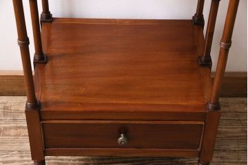 イギリスアンティーク　マホガニー　赤みがかった木肌が美しいシェルフ(棚、飾り棚)(R-046147)