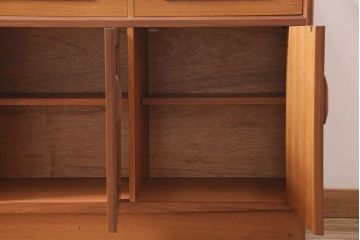 ヴィンテージ家具　北欧ビンテージ　G-PLAN(ジープラン)　チーク材　温かな雰囲気づくりにぴったりのサイドキャビネット(ダイニングボード、収納棚)(R-046152)