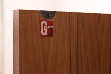 ヴィンテージ家具　北欧ビンテージ　G-PLAN(ジープラン)　チーク材　温かな雰囲気づくりにぴったりのサイドキャビネット(ダイニングボード、収納棚)(R-046152)