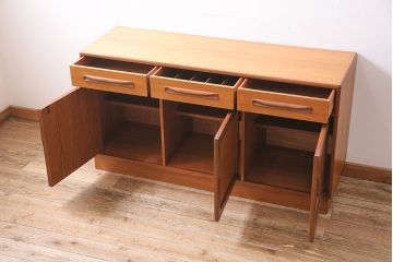 ヴィンテージ家具　北欧ビンテージ　G-PLAN(ジープラン)　チーク材　温かな雰囲気づくりにぴったりのサイドキャビネット(ダイニングボード、収納棚)(R-046152)