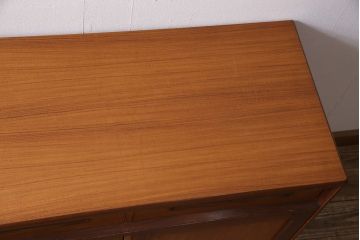 ヴィンテージ家具　北欧ビンテージ　G-PLAN(ジープラン)　チーク材　温かな雰囲気づくりにぴったりのサイドキャビネット(ダイニングボード、収納棚)(R-046152)