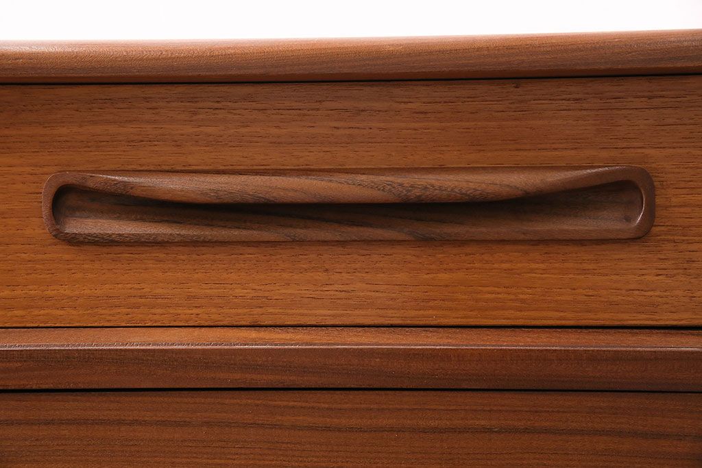 ヴィンテージ家具　北欧ビンテージ　G-PLAN(ジープラン)　チーク材　温かな雰囲気づくりにぴったりのサイドキャビネット(ダイニングボード、収納棚)(R-046152)