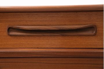 ヴィンテージ家具　北欧ビンテージ　G-PLAN(ジープラン)　チーク材　温かな雰囲気づくりにぴったりのサイドキャビネット(ダイニングボード、収納棚)(R-046152)