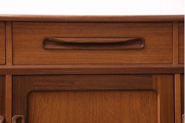 ヴィンテージ家具　北欧ビンテージ　G-PLAN(ジープラン)　チーク材　温かな雰囲気づくりにぴったりのサイドキャビネット(ダイニングボード、収納棚)(R-046152)