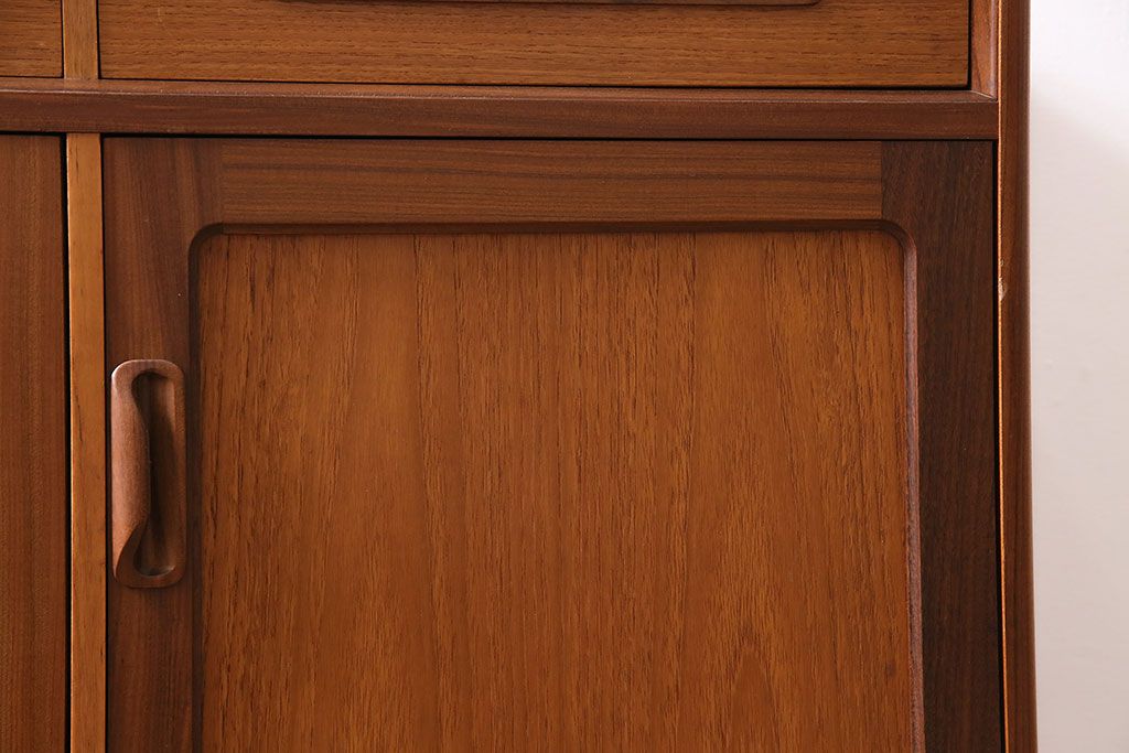 ヴィンテージ家具　北欧ビンテージ　G-PLAN(ジープラン)　チーク材　温かな雰囲気づくりにぴったりのサイドキャビネット(ダイニングボード、収納棚)(R-046152)