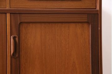 ヴィンテージ家具　北欧ビンテージ　G-PLAN(ジープラン)　チーク材　温かな雰囲気づくりにぴったりのサイドキャビネット(ダイニングボード、収納棚)(R-046152)