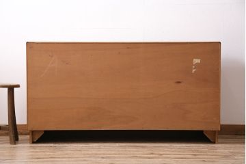 ヴィンテージ家具　北欧ビンテージ　G-PLAN(ジープラン)　チーク材　温かな雰囲気づくりにぴったりのサイドキャビネット(ダイニングボード、収納棚)(R-046152)