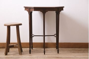 アンティーク家具　イギリスアンティーク　上手物　マホガニー材　象嵌細工　八角形の天板がお洒落なオケージョナルテーブル(サイドテーブル、花台、オーバルテーブル、カフェテーブル)(R-046153)