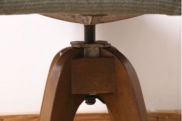 昭和レトロ　ナラ材　やさしい色合いの回転チェア(回転椅子、アームチェア、イス)(R-046155)