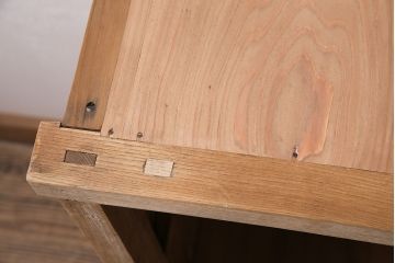 アンティーク家具　和製　昭和中期　ストリップド(剥離)　ニレ材　素朴な木の質感が楽しめる鉄脚付き収納棚(戸棚、オープン棚)(R-046156)
