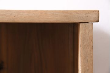 アンティーク家具　和製　昭和中期　ストリップド(剥離)　ニレ材　素朴な木の質感が楽しめる鉄脚付き収納棚(戸棚、オープン棚)(R-046156)