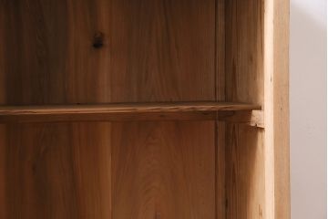 アンティーク家具　和製　昭和中期　ストリップド(剥離)　ニレ材　素朴な木の質感が楽しめる鉄脚付き収納棚(戸棚、オープン棚)(R-046156)
