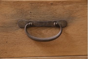 アンティーク家具　和製　昭和中期　ストリップド(剥離)　ニレ材　素朴な木の質感が楽しめる鉄脚付き収納棚(戸棚、オープン棚)(R-046156)