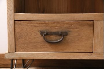 アンティーク家具　和製　昭和中期　ストリップド(剥離)　ニレ材　素朴な木の質感が楽しめる鉄脚付き収納棚(戸棚、オープン棚)(R-046156)