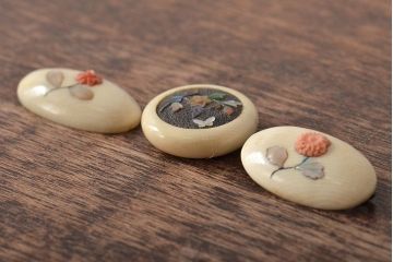 古い　螺鈿　珊瑚細工　ブローチなど3点(饅頭根付、提物)(R-046176)