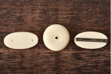 古い　螺鈿　珊瑚細工　ブローチなど3点(饅頭根付、提物)(R-046176)