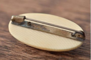 古い　螺鈿　珊瑚細工　ブローチなど3点(饅頭根付、提物)(R-046176)
