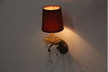アンティーク照明　フランスアンティーク　赤いシェードが目を引く真鍮製のウォールランプ(壁付け照明、壁掛け照明)(R-046189)