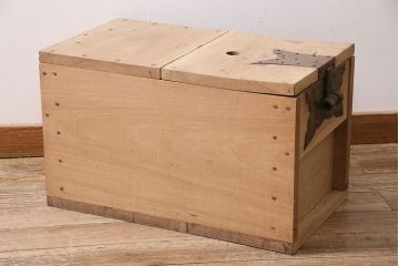 アンティーク雑貨　明治大正期　栗材　ストリップド(剥離)　錆びついた金具が味わい深い銭箱(銭函)(R-046230)