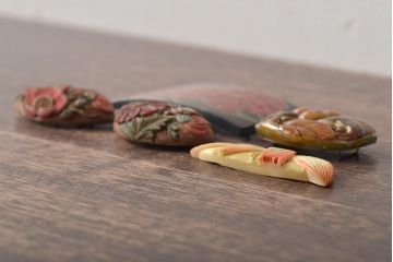 昭和初期　金峯銘　彫刻　帯留など5点(木製、陶器、帯留め)(R-046237)