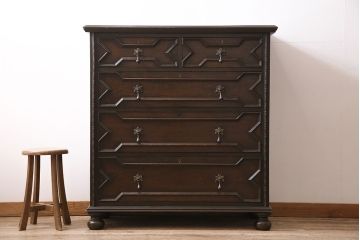 イギリスアンティーク　オーク材　シックな中にも可憐なデザインが光るチェスト(引き出し、キャビネット、収納棚)(R-046247)