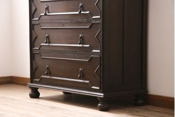 イギリスアンティーク　オーク材　シックな中にも可憐なデザインが光るチェスト(引き出し、キャビネット、収納棚)(R-046247)