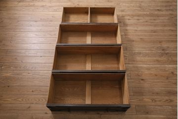 イギリスアンティーク　オーク材　シックな中にも可憐なデザインが光るチェスト(引き出し、キャビネット、収納棚)(R-046247)