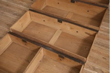 イギリスアンティーク　オーク材　シックな中にも可憐なデザインが光るチェスト(引き出し、キャビネット、収納棚)(R-046247)