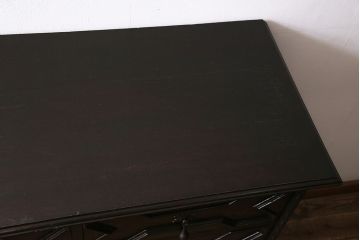 イギリスアンティーク　オーク材　シックな中にも可憐なデザインが光るチェスト(引き出し、キャビネット、収納棚)(R-046247)