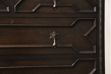 イギリスアンティーク　オーク材　シックな中にも可憐なデザインが光るチェスト(引き出し、キャビネット、収納棚)(R-046247)