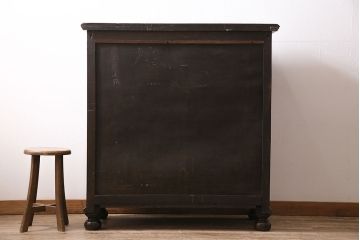 イギリスアンティーク　オーク材　シックな中にも可憐なデザインが光るチェスト(引き出し、キャビネット、収納棚)(R-046247)