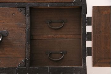 アンティーク家具　前面桐材　大きな丸金具が目を引く明治大正期の重ね箪笥(衣装箪笥、引き出し)(R-046248)