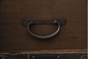 アンティーク家具　前面桐材　大きな丸金具が目を引く明治大正期の重ね箪笥(衣装箪笥、引き出し)(R-046248)