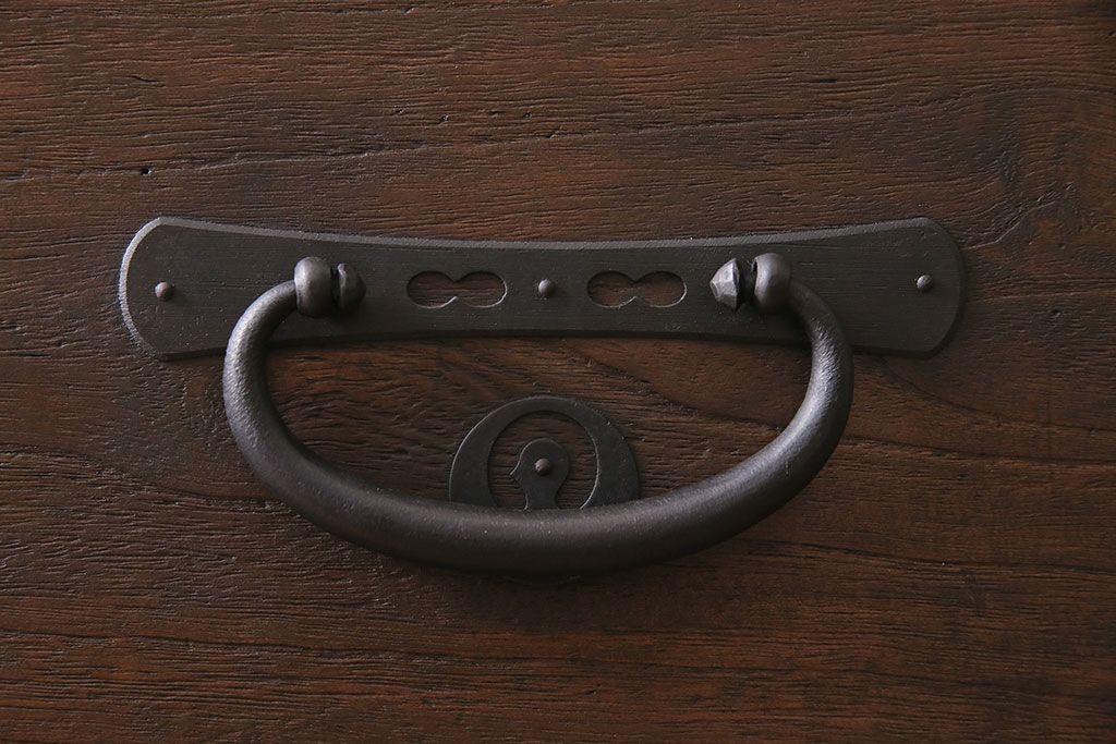 アンティーク家具　前面桐材　大きな丸金具が目を引く明治大正期の重ね箪笥(衣装箪笥、引き出し)(R-046248)