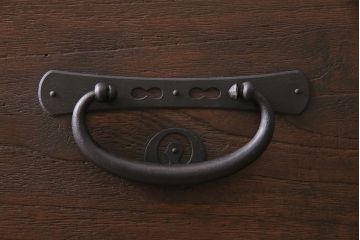 アンティーク家具　前面桐材　大きな丸金具が目を引く明治大正期の重ね箪笥(衣装箪笥、引き出し)(R-046248)