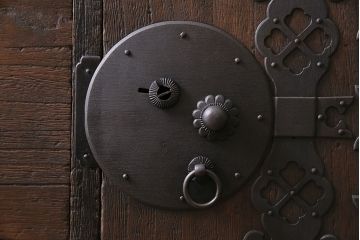 アンティーク家具　前面桐材　大きな丸金具が目を引く明治大正期の重ね箪笥(衣装箪笥、引き出し)(R-046248)