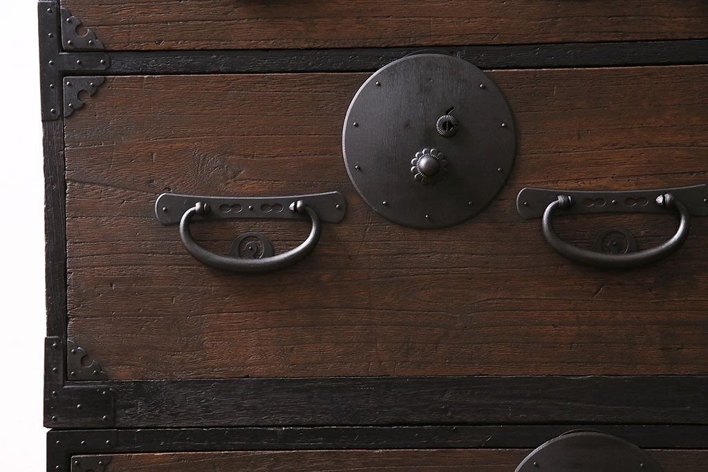 アンティーク家具　前面桐材　大きな丸金具が目を引く明治大正期の重ね箪笥(衣装箪笥、引き出し)(R-046248)