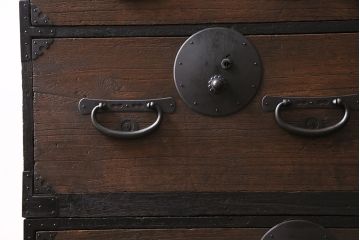 アンティーク家具　前面桐材　大きな丸金具が目を引く明治大正期の重ね箪笥(衣装箪笥、引き出し)(R-046248)