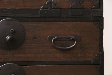 アンティーク家具　前面桐材　大きな丸金具が目を引く明治大正期の重ね箪笥(衣装箪笥、引き出し)(R-046248)