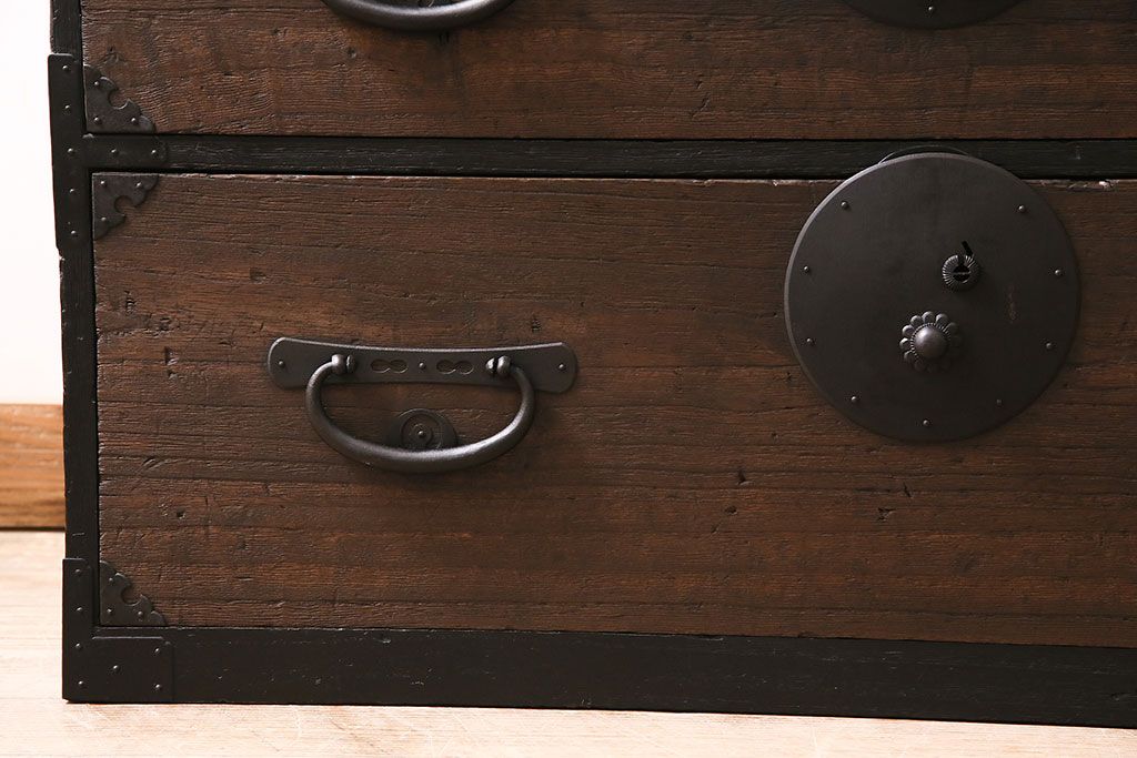 アンティーク家具　前面桐材　大きな丸金具が目を引く明治大正期の重ね箪笥(衣装箪笥、引き出し)(R-046248)